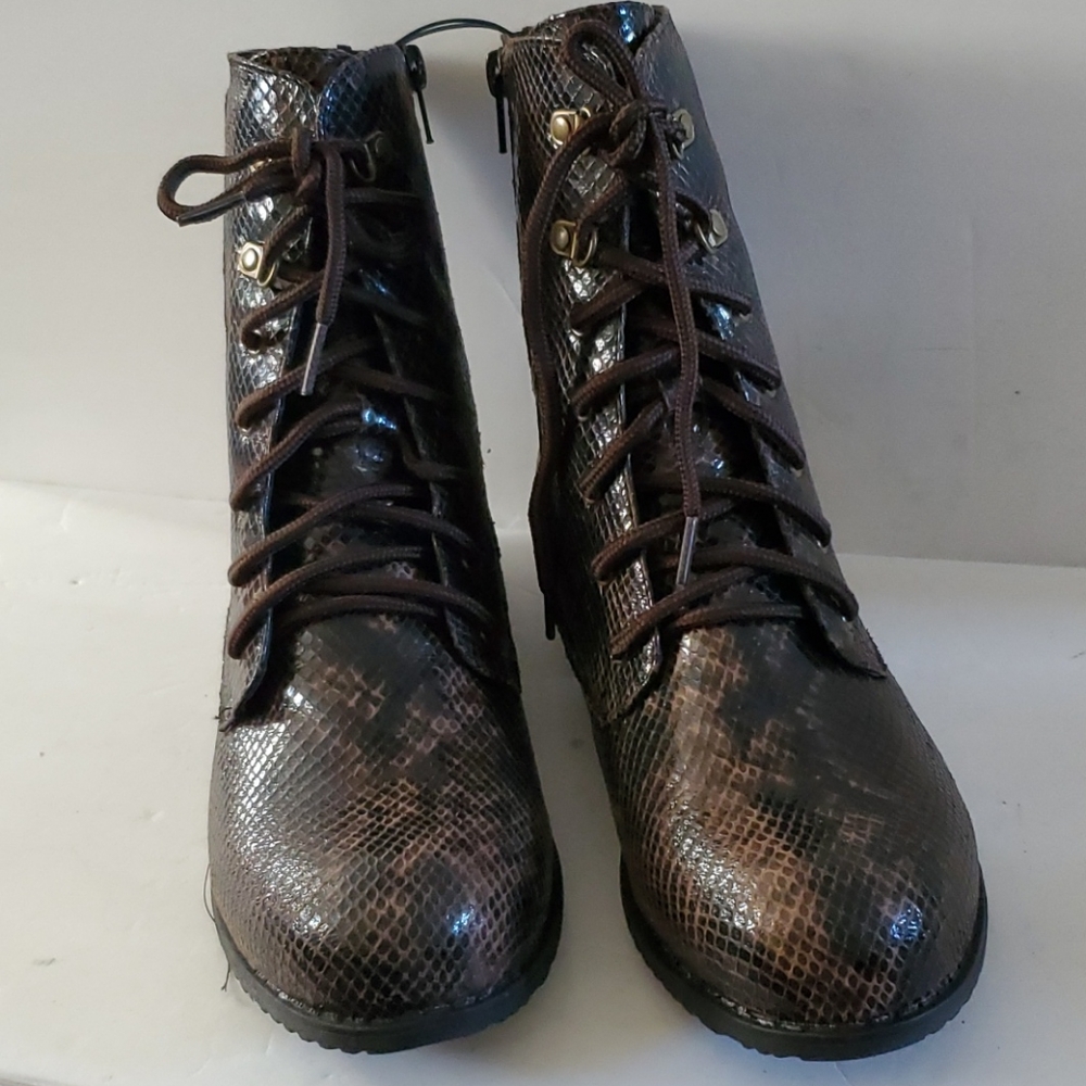 White Mountain Faux Snakeskin Combat Boots Size 9.5 EUC Worn once . - Picture 4 of 9